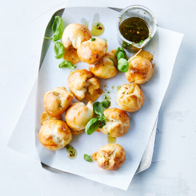 Bombes de fromage épicées dans une veste croustillante